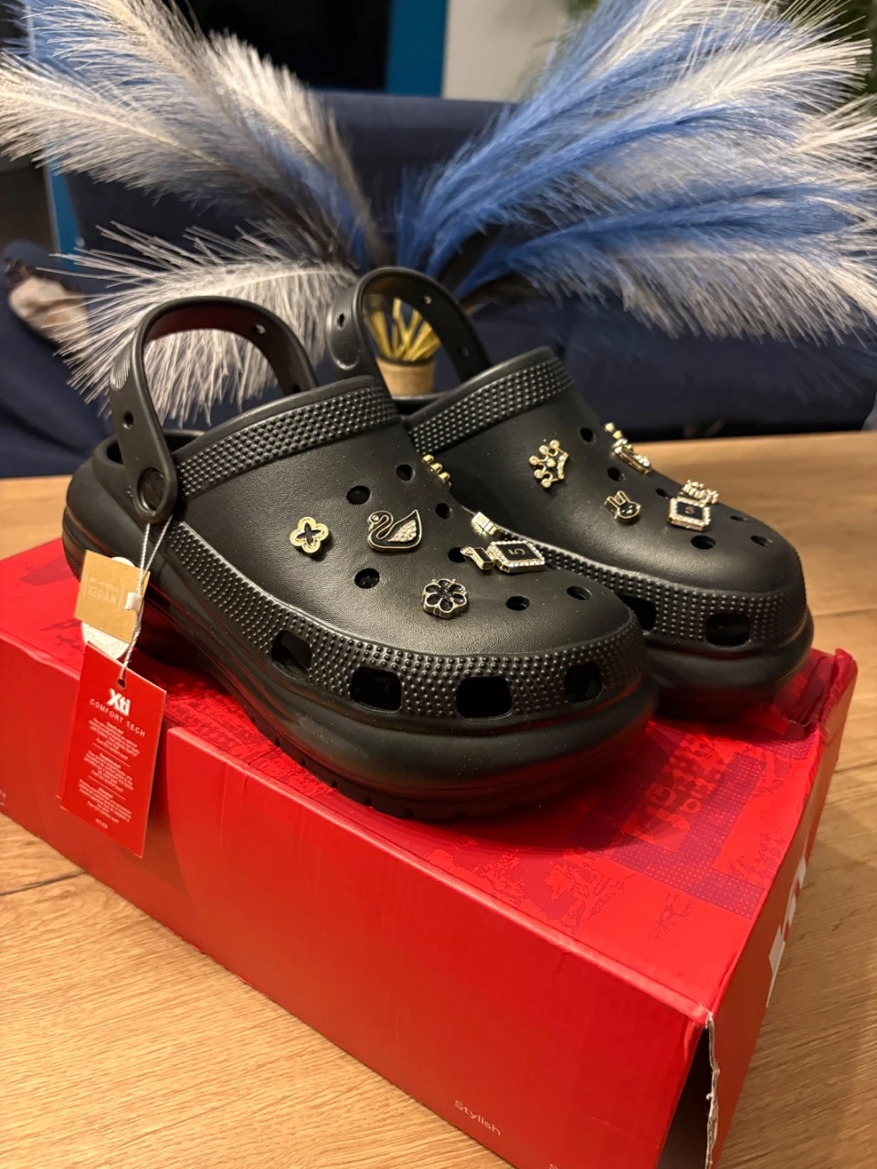 Zapatos XTI negros estilo Crocs con dijes – Talla 41 – Nuevos con etiqueta – photo 2